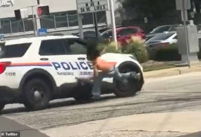 شاهد:  سيارة شرطة أمريكية تصدم امرأة سمراء  لمنعها  من الانتحار بمسدس وسط الشارع