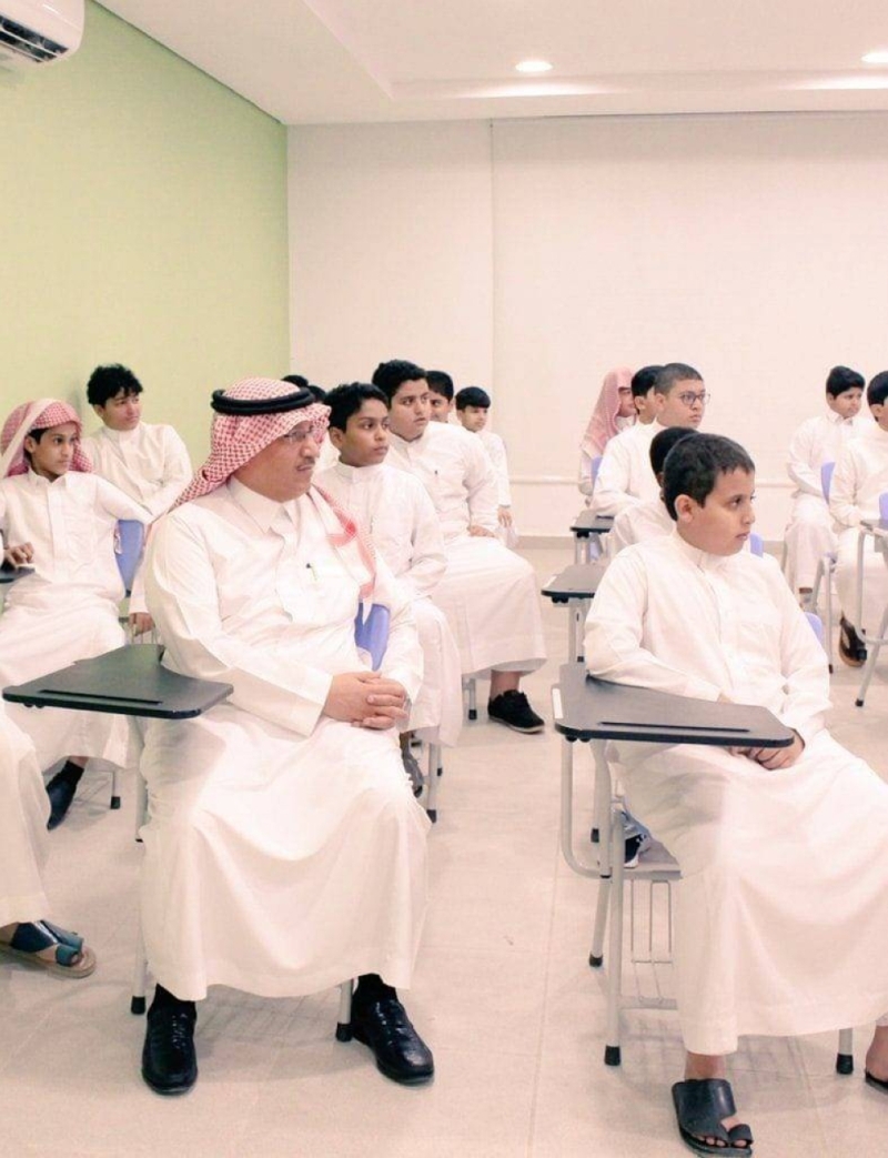 شاهد.. وزير التعليم يجلس على  مقاعد الدراسة وسط الطلاب في الرياض
