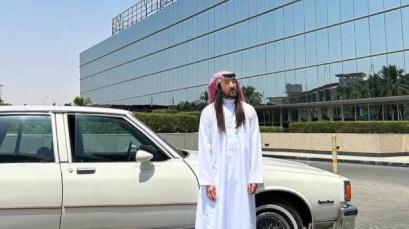 شاهد.. الموسيقار الأمريكي ستيف أوكي يرتدي الزي السعودي ويعيش أجواء التسعينيات في الرياض