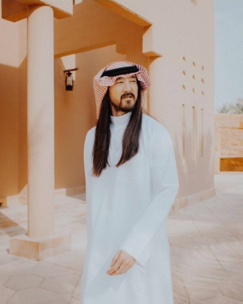 شاهد.. الموسيقار الأمريكي ستيف أوكي يرتدي الزي السعودي ويعيش أجواء التسعينيات في الرياض