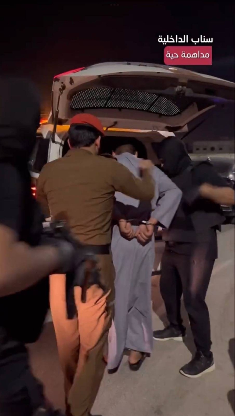 "رجال أمن مقنعون ومسلحون بالرشاشات "…شاهد: مداهمة فيلا في الرياض استخدمت وكرا لترويج المخدرات والقبض على 3 متهمين