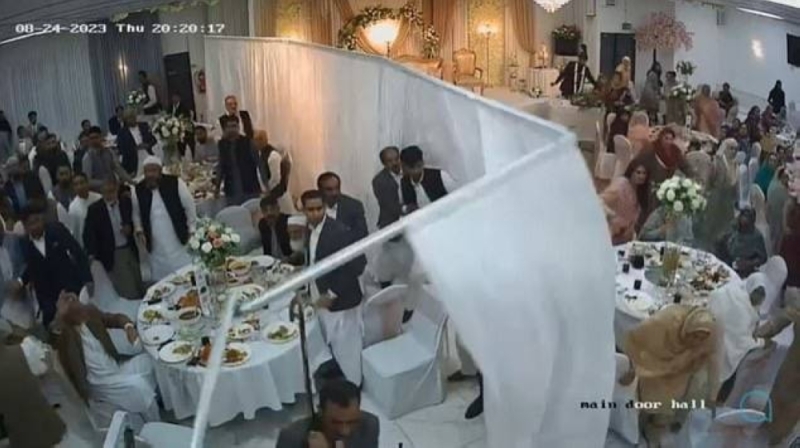 ب "الكراسي واللكمات".. شاهد: مشاجرة بين المعازيم أثناء تناولهم الطعام في حفل زفاف إسلامي بإنجلترا