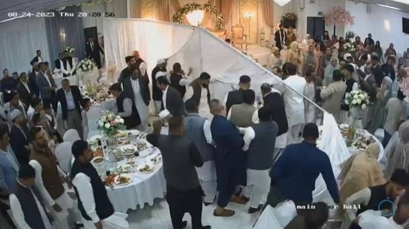 ب "الكراسي واللكمات".. شاهد: مشاجرة بين المعازيم أثناء تناولهم الطعام في حفل زفاف إسلامي بإنجلترا