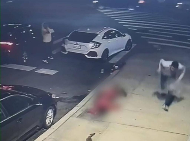 شاهد:  أمريكي يطلق النار على آخر ويرديه قتيلا  أمام ملهى ليلي في نيويورك