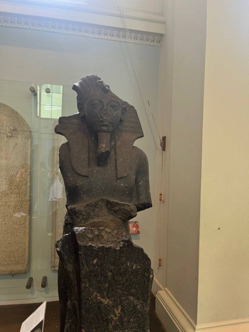 "التمثال مسروق".. كبير الأثريين المصريين يكشف مفاجأة بشأن صورة صلاح بالمتحف البريطاني