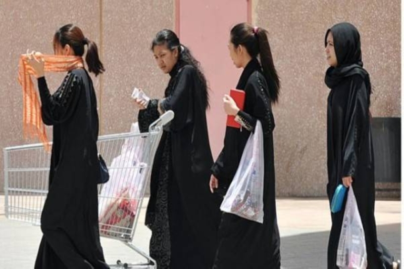 كاتب سعودي: تسمحون أخرب بيوتكم "لدي 20 خادمة"