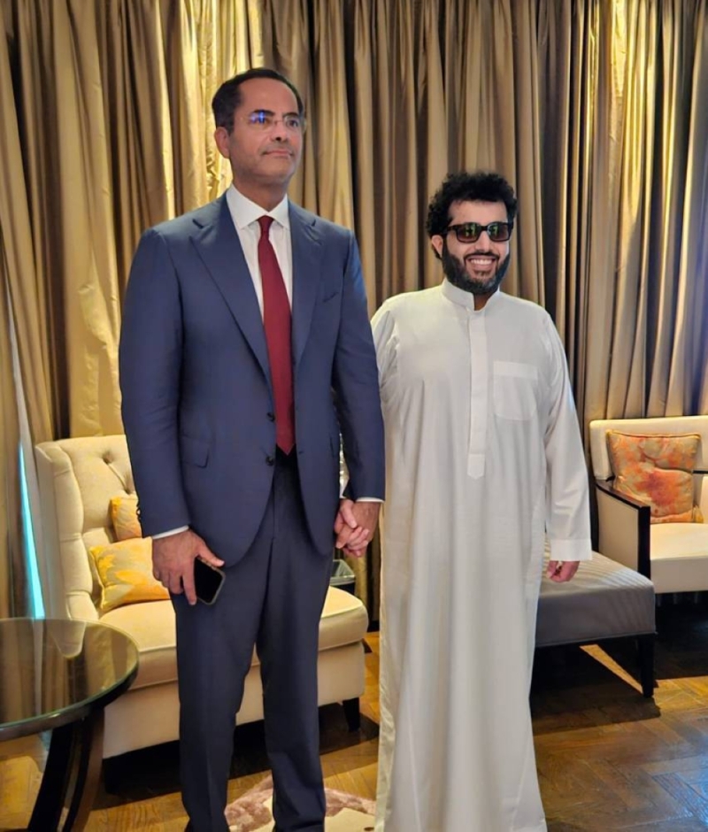 شاهد: أحدث ظهور لـ تركي آل الشيخ مع رئيس بنك SNB ويمزح: ما أحب أصور مع أحد أطول مني كذا بس مضطر
