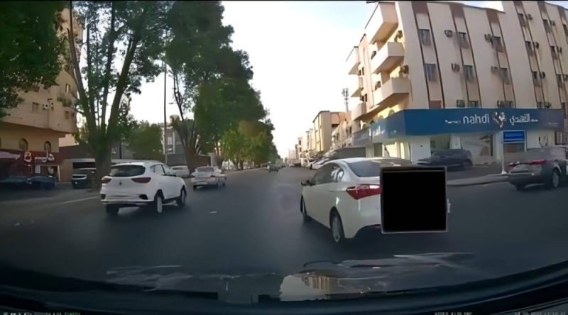 "إيش فيه ..أنت غبي  مجنون"..شاهد: فتاة تشتم سائق آسيوي وقف فجأة وسط شارع عام