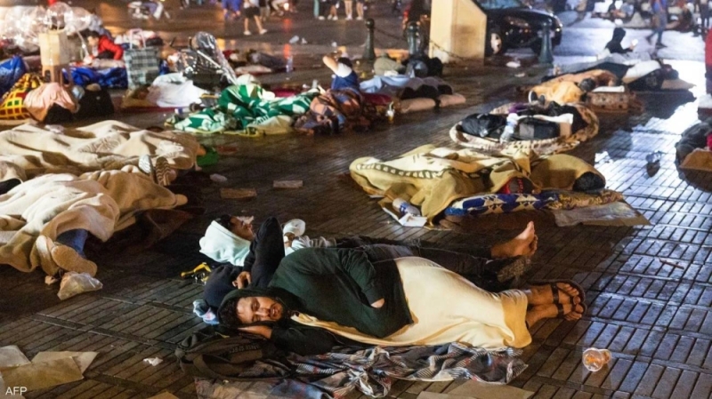 ناموا في الشوارع.. شاهد كيف قضى المغاربة ليلتهم بعد الزلزال العنيف