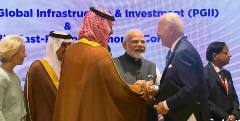 ‏على هامش قمة G20.. شاهد: مصافحة جماعية بين ⁧‫ "ولي العهد‬⁩ "والرئيس بايدن ورئيس وزراء الهند