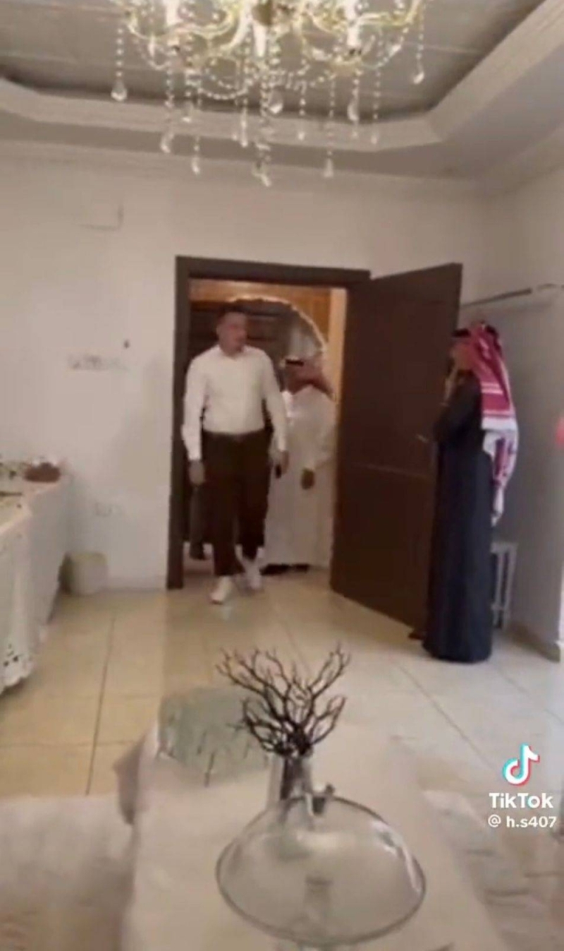 فتاة سعودية توثق زواجها من شاب مصري ..شاهد : لحظة استقبال أسرتها له