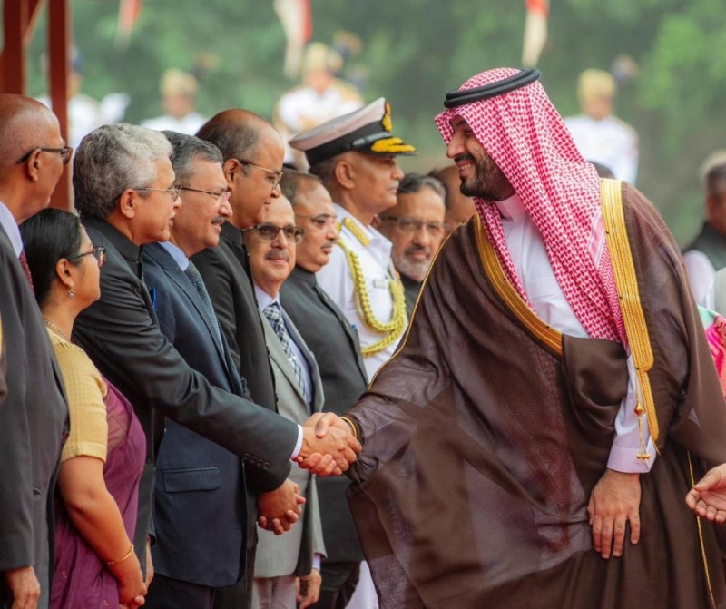 شاهد.. مراسم استقبال رئيس وزراء ⁧‫ الهند‬⁩ لولي العهد الأمير ⁧‫محمد بن سلمان‬⁩ في بداية زيارته الرسمية للهند