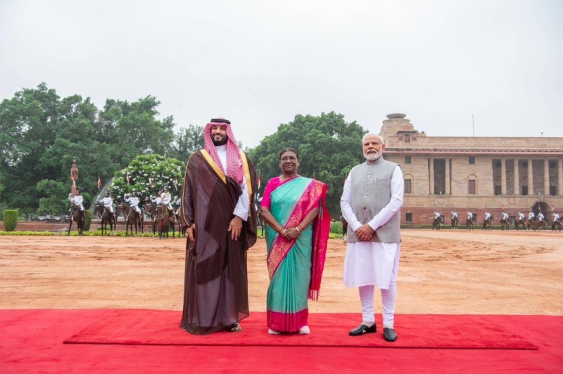 شاهد.. مراسم استقبال رئيس وزراء ⁧‫ الهند‬⁩ لولي العهد الأمير ⁧‫محمد بن سلمان‬⁩ في بداية زيارته الرسمية للهند