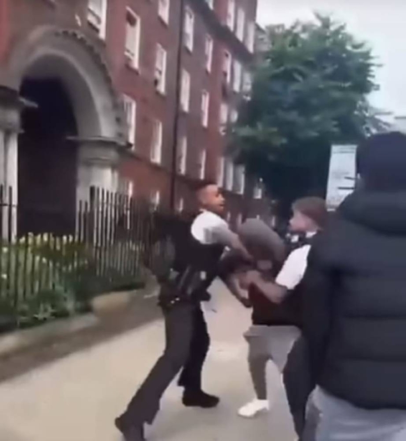 شاهد: شرطي بريطاني يعتدي بوحشية على شخص أثناء القبض عليه وسط شارع بلندن