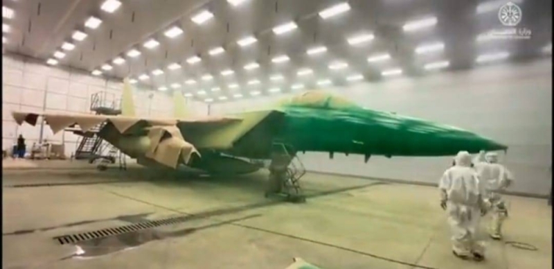 شاهد.. طلاء طائرات حربية باللون الأخضر استعدادا للاحتفال باليوم الوطني ال 93