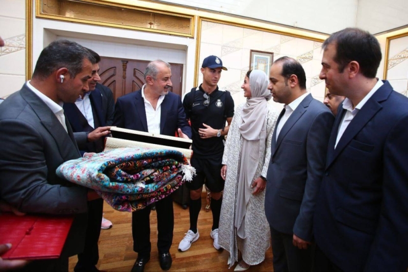 شاهد.. تقديم سجاد إيراني فاخر هدية ل "رونالدو" بعد وصوله لطهران