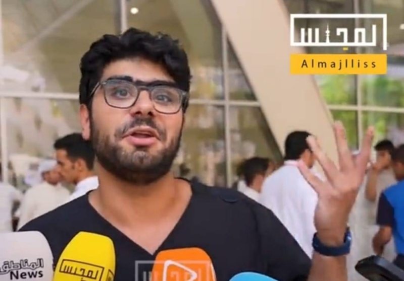شاهد:  طالب كويتي يحتج ضد قرار إلغاء الاختلاط في الجامعة : ما يصير واحد ما يعرف يتعامل مع الجنس الآخر