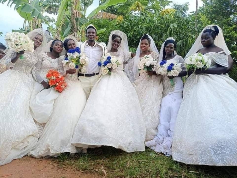 «بينهن شقيقتان».. شاهد.. رجل أعمال أوغندي يتزوج 7 نساء في يوم واحد