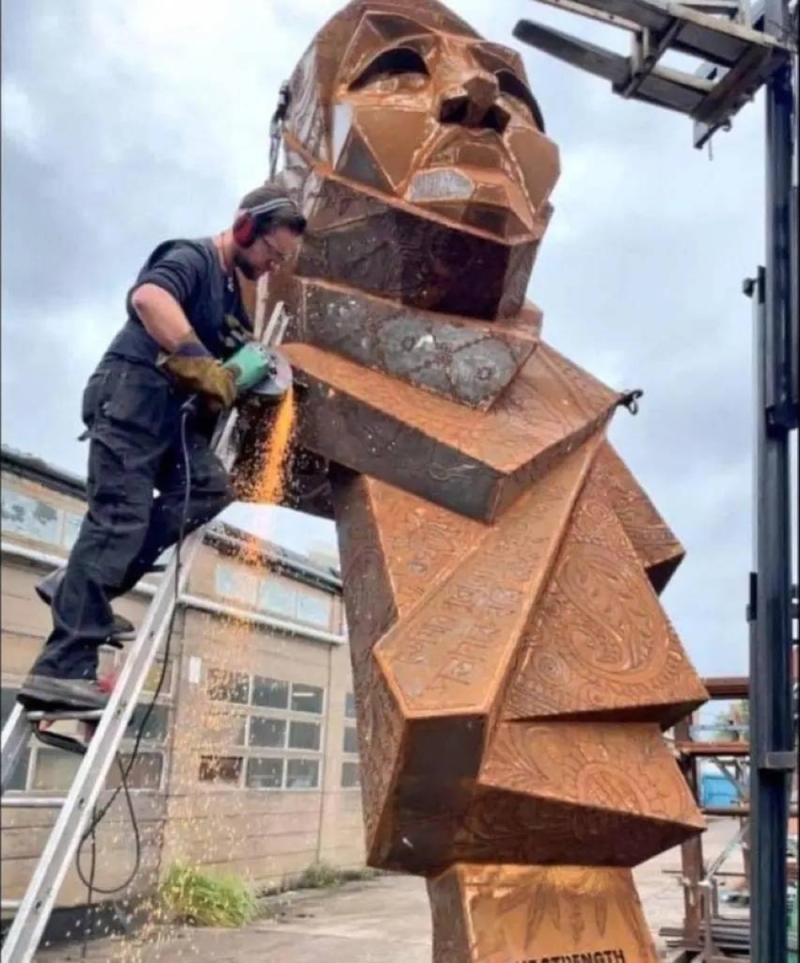 الأول من نوعه في العالم.. صورة لتمثال منحوت ضخم على شكل امرأة محجبة تكريما للمحجبات في بريطانيا
