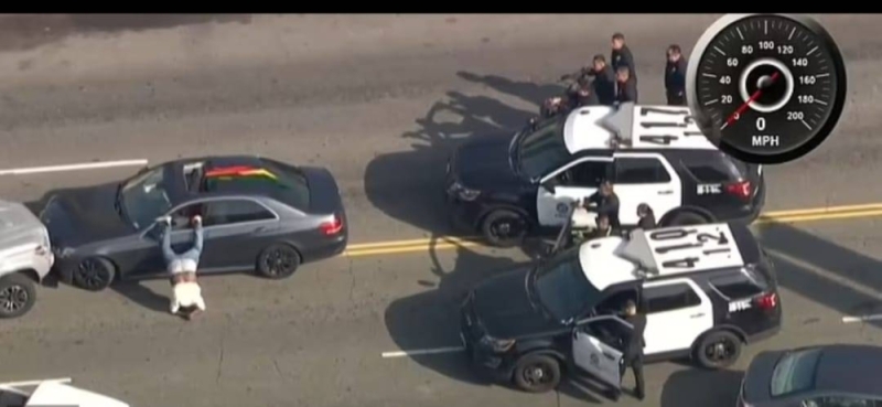 أمريكا.. شاهد: لص يخرج من السيارة بطريقة "غريبة" بعدما حاصرته الشرطة في لوس أنجلوس