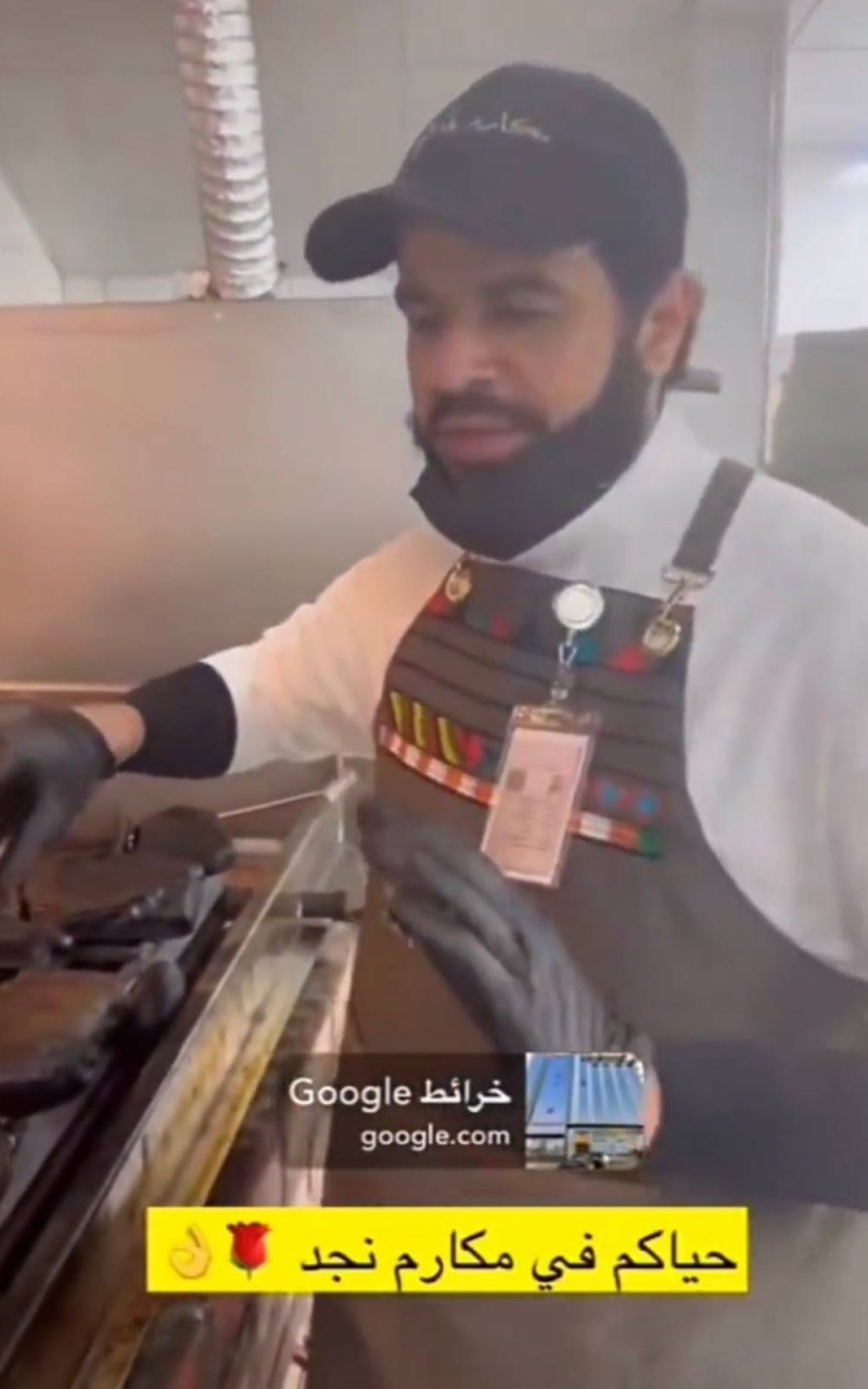 شاهد.. الأمير نايف بن ممدوح يطهي الطعام داخل مطعمه الجديد ويقوم بإعداد طلبية  لـ "زبونة"
