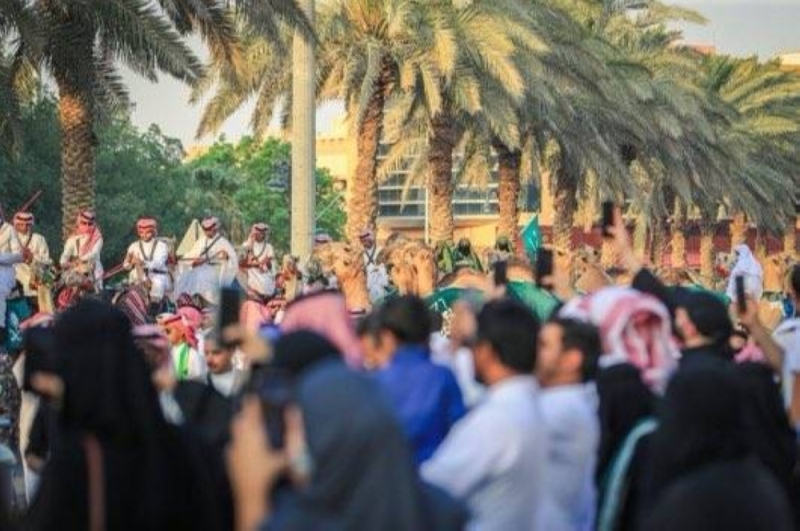 شاهد.. مسيرة لعشرات الإبل احتفالا باليوم الوطني السعودي الـ 93 في الرياض