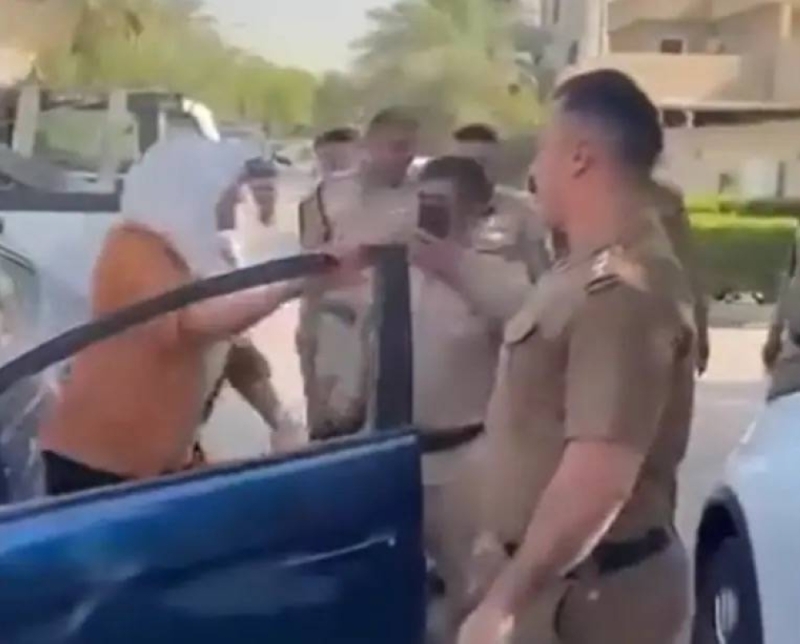 شاهد: ضابطة  عراقية برتبة ملازم  تعتدي على زميلها المقدم  في شارع ببغداد.. والأخير يقوم بلي ذراعها أمام زملائه