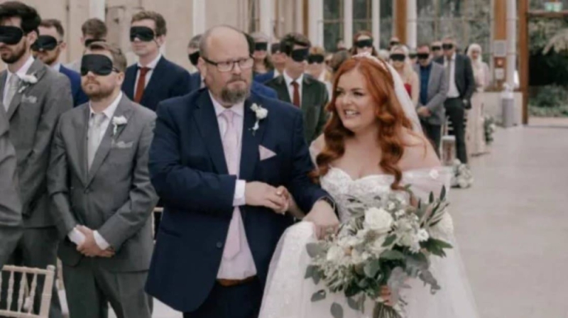 شاهد.. ظهور العريس والمعازيم معصوبي الأعين في حفل زفاف في بريطانيا.. والكشف عن السبب
