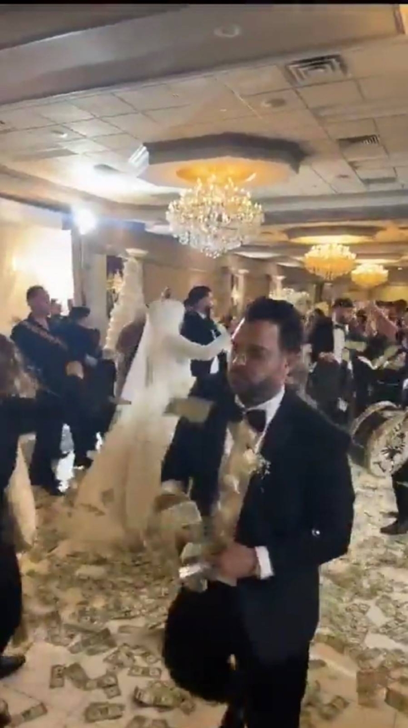 شاهد: فلسطينيون يمطرون عريسا بآلاف الدولارات أثناء حفل زفافه داخل فندق فاخر في أمريكا