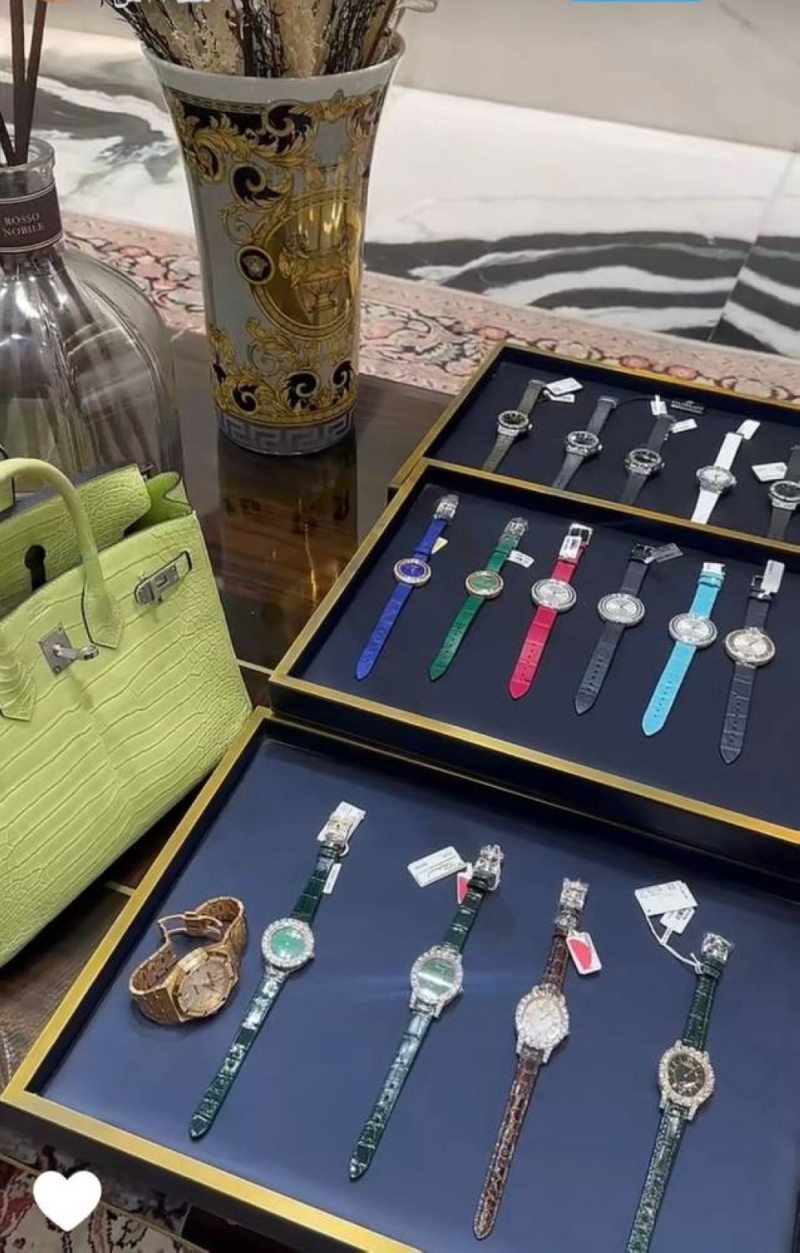 شاهد.. الفاشينيستا السعودية " ملكة كابلي " تكشف عن ثمن ساعتها الباهظ وترفض بيعها