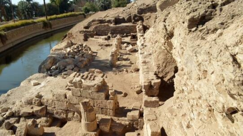 شاهد: العثور على جرار نبيذ معتق منذ 5000 عام داخل مقبرة الملكة مريت نيث في سوهاج  بمصر