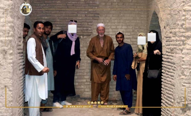 "حلال عليهم حرام علينا" .. شاهد: صور لمسؤولي حركة طالبان المتشددة مع سائحات أجنبيات تثير غضب الأفغانيات
