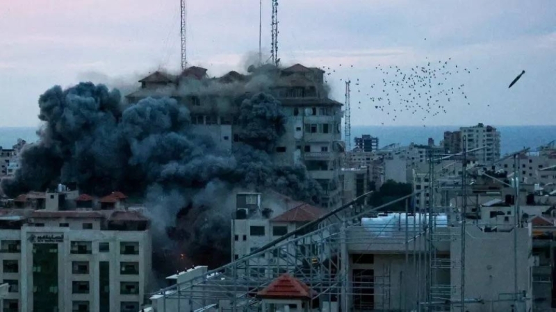 إسرائيل تبدأ بشن هجومًا واسعًا على غزة.. والفصائل الفلسطينية ترد بإطلاق الصواريخ
