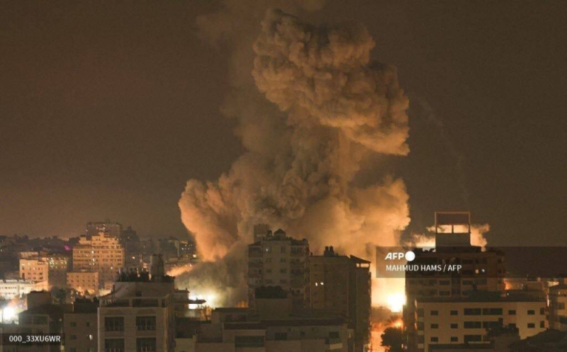 شاهد.. الطيران الحربي الإسرائيلي يدمر مجمع الأنصار وسط غزة 