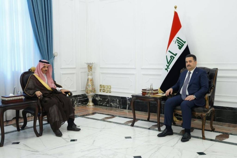 بالصور: وزير الخارجية السعودي يلتقي برئيس الوزراء العراقي في بغداد