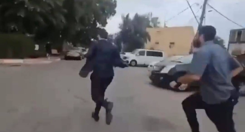 شاهد.. لحظة هروب وزير إسرائيلي أثناء تفعيل صفارات الإنذار في بئر السبع