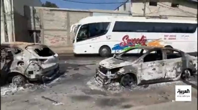 فيديو يوثق آثار الدمار الذي لحق بمركبات النازحين من غزة بعد قصفهم بالصواريخ الإسرائيلية