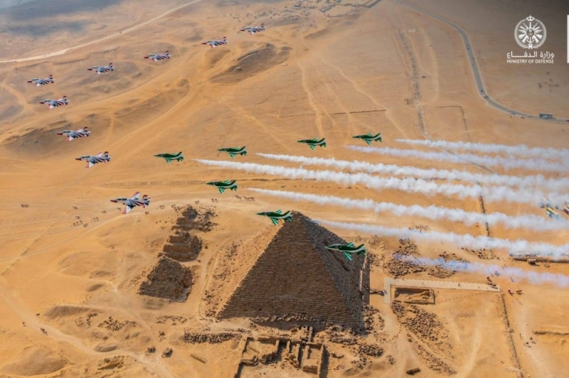 شاهد.. فريق "الصقور السعودية" يقدم عرضًا جويًا في مصر.. والكشف عن المناسبة