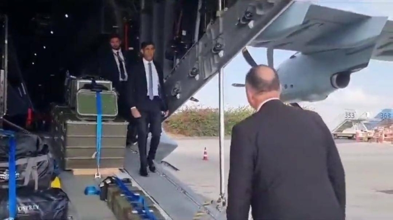 "خرج من وسط الأسلحة والذخائر".. شاهد.. لحظة وصول رئيس وزراء بريطانيا إلى إسرائيل على متن طائرة عسكرية