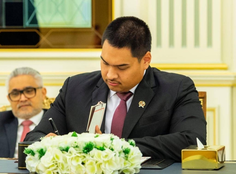 شاهد: ولي العهد‬⁩ و رئيس  إندونيسيا يشهدان مراسم توقيع عدد من الاتفاقيات والمذكرات الثنائية بين البلدين
