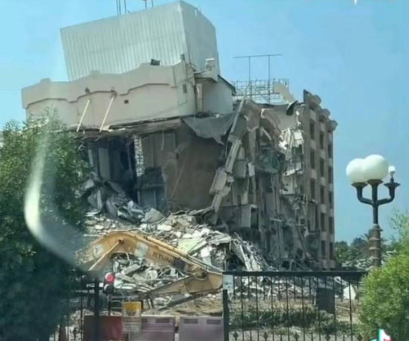 شاهد: أول صورة لإزالة فندق البلاد أحد أشهر الفنادق على كورنيش جدة