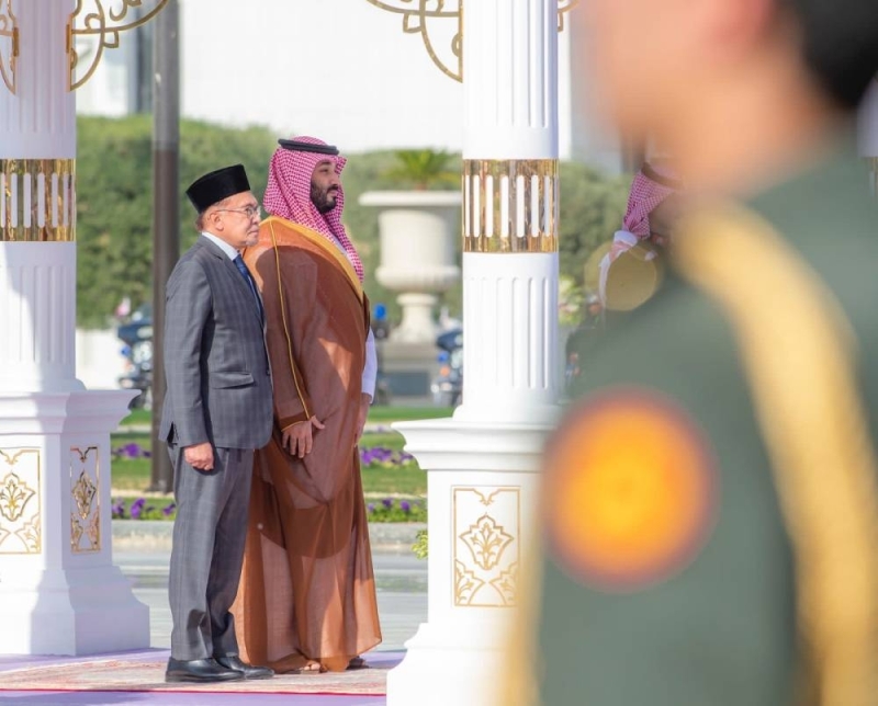 شاهد .. ولي العهد يستقبل رئيس وزراء ماليزيا ويقيم مراسم استقبال رسمية له في قصر اليمامة بالرياض