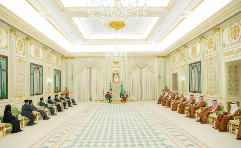 شاهد .. ولي العهد ورئيس وزراء ماليزيا يعقدان جلسة مباحثات رسمية في قصر اليمامة بالرياض