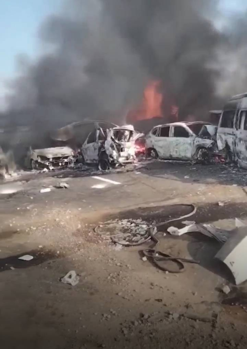 الجثث في كل مكان.. شاهد.. حادث تصادم مروع بين عشرات السيارات في مصر.. والكشف عن حصيلة الوفيات الأولية