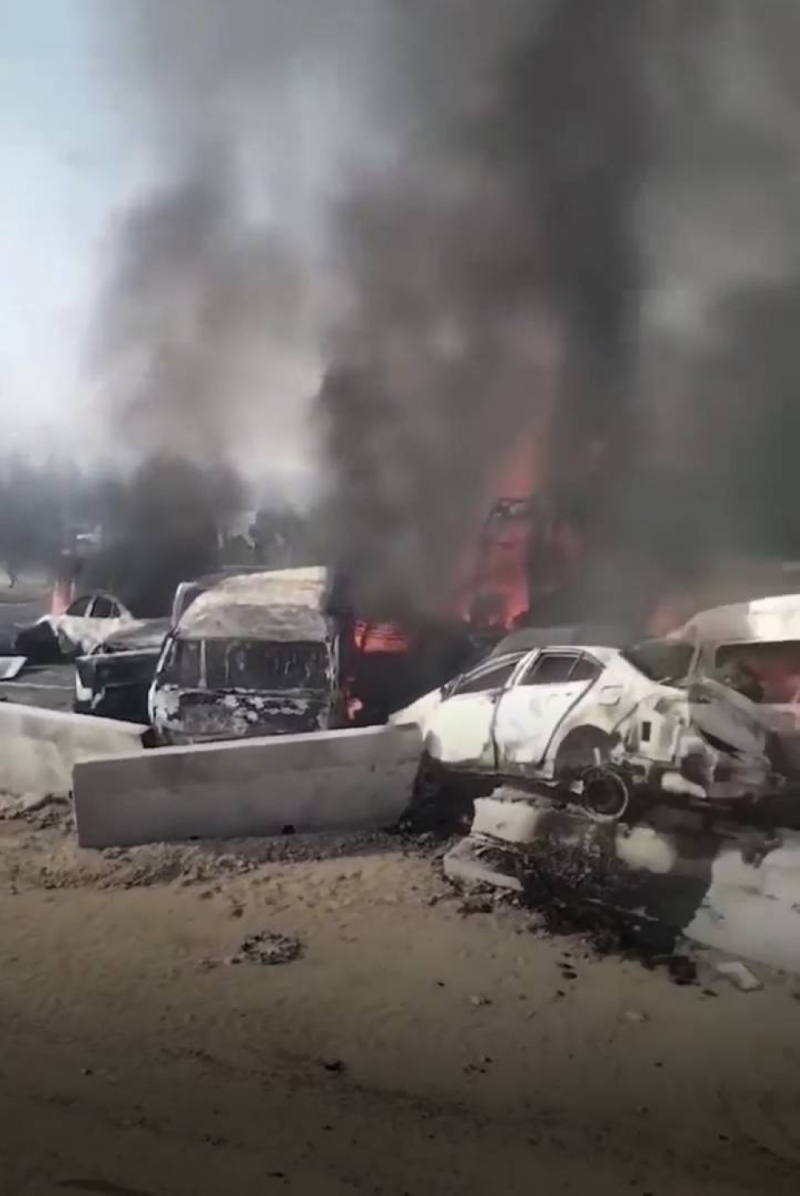 الجثث في كل مكان.. شاهد.. حادث تصادم مروع بين عشرات السيارات في مصر.. والكشف عن حصيلة الوفيات الأولية
