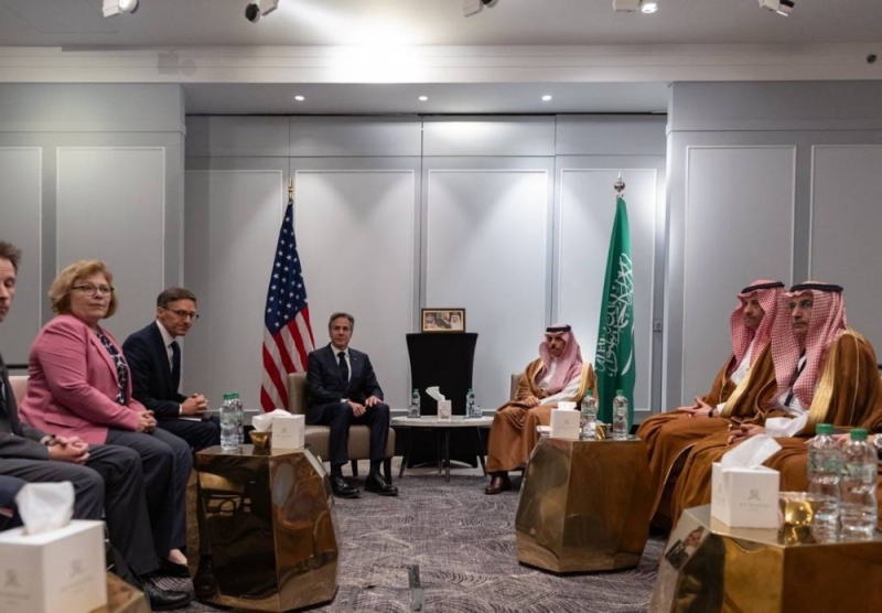 وزير الخارجية السعودي لنظيره الأمريكي في عمان:  المملكة ترفض  عمليات التهجير القسري لسكان غزة وتدين  استهداف المدنيين بأي شكل