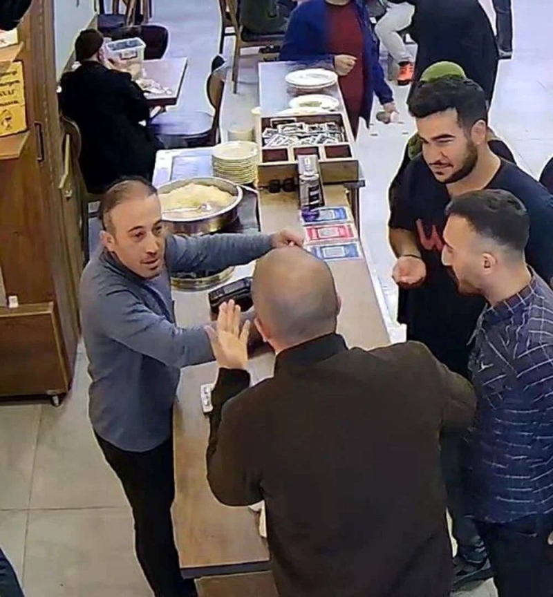 بالصور.. مسؤول تركي يتناول طعاما وحلوى داخل مطعم ويرفض دفع الفاتورة لسبب غريب 