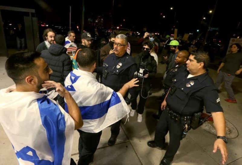 شاهد.. مشاجرة عنيفة بين متظاهرين مؤيدين لإسرائيل وآخرين لفلسطين في لوس أنجلوس بسبب حماس