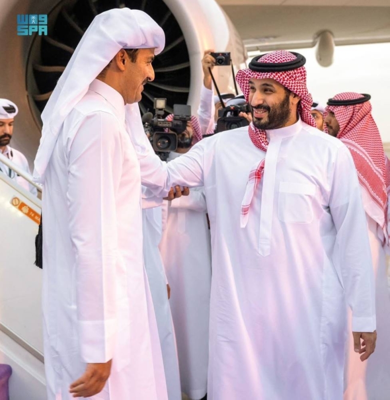 شاهد : ولي العهد‬⁩ يستقبل أمير قطر عند سلم الطائرة لحظة وصوله الرياض