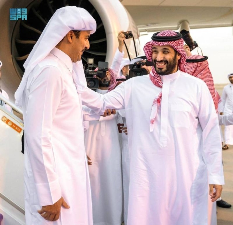 شاهد : ولي العهد‬⁩ يستقبل أمير قطر عند سلم الطائرة لحظة وصوله الرياض